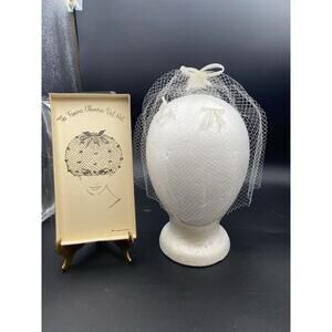 Vintage 1950’s Women’s The Famous Glamour Veil Hat Netting & Bows w/Box (white)